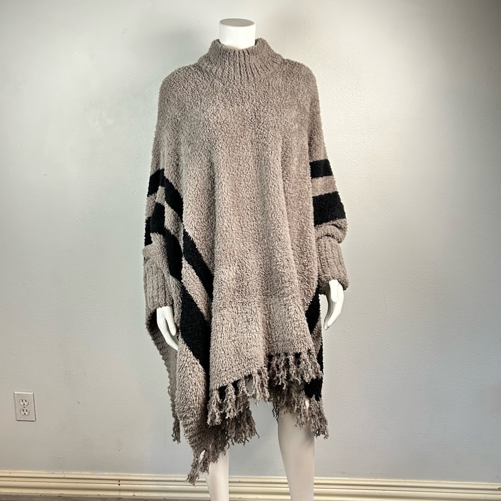 Barefoot Dreams Cozy chic beach poncho fringe one plus size fits most EUC